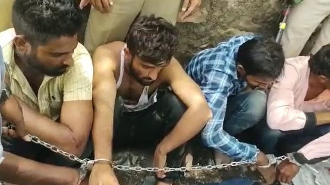 कन्हैयालाल के हत्यारों को 4 घंटे में पकड़ने वाली उदयपुर पुलिस ने कर दिया एक और धमाका, जानें पूरा मामला कन्हैयालाल के हत्यारों को 4 घंटे में पकड़ने वाली उदयपुर पुलिस ने कर दिया एक और धमाका, जानें पूरा मामला
