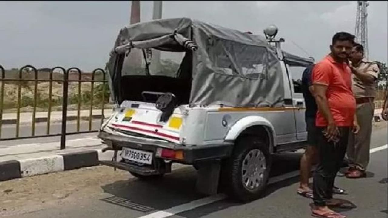 मैनपुरी: शिवपाल यादव के काफिले में बस ने मारी टक्कर, कई पुलिसकर्मी हुए घायल मैनपुरी: शिवपाल यादव के काफिले में बस ने मारी टक्कर, कई पुलिसकर्मी हुए घायल