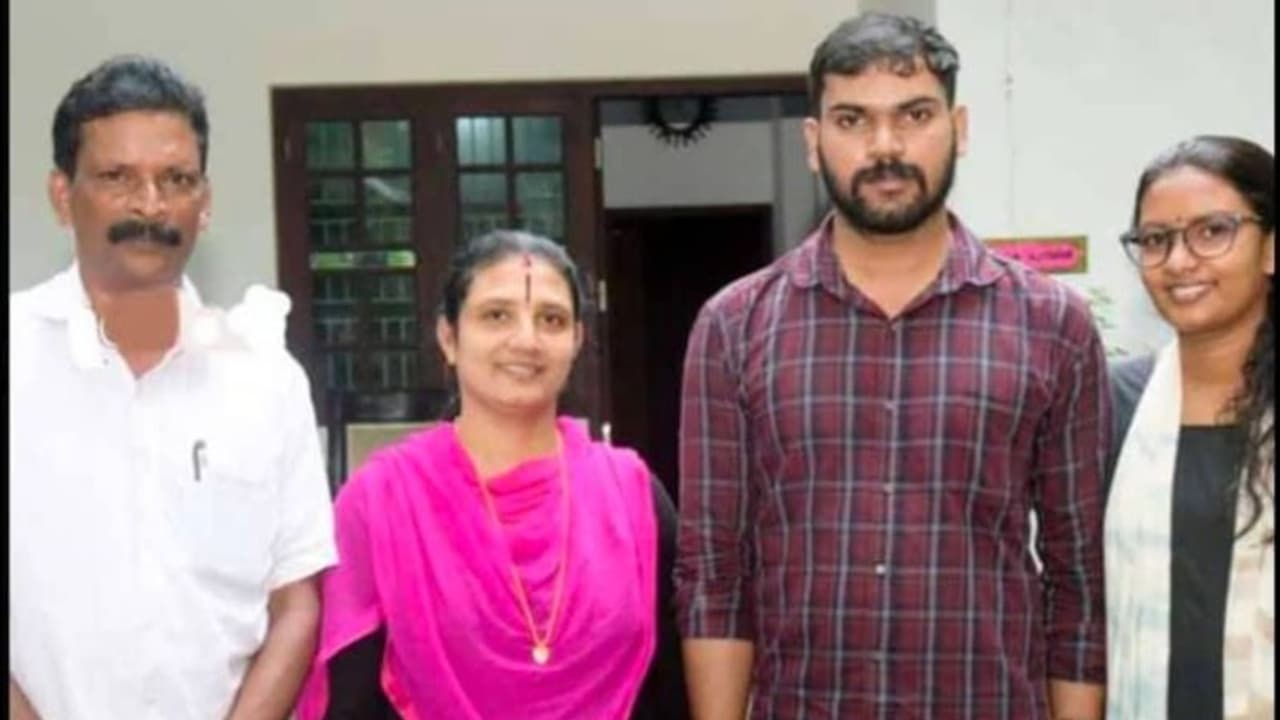 Lottery Winner :‍ ചങ്ങാതി കടം കൊടുത്ത 50 രൂപയുടെ വില ഒരു കോടി; കോടീശ്വരനായി ദിവാകരൻ