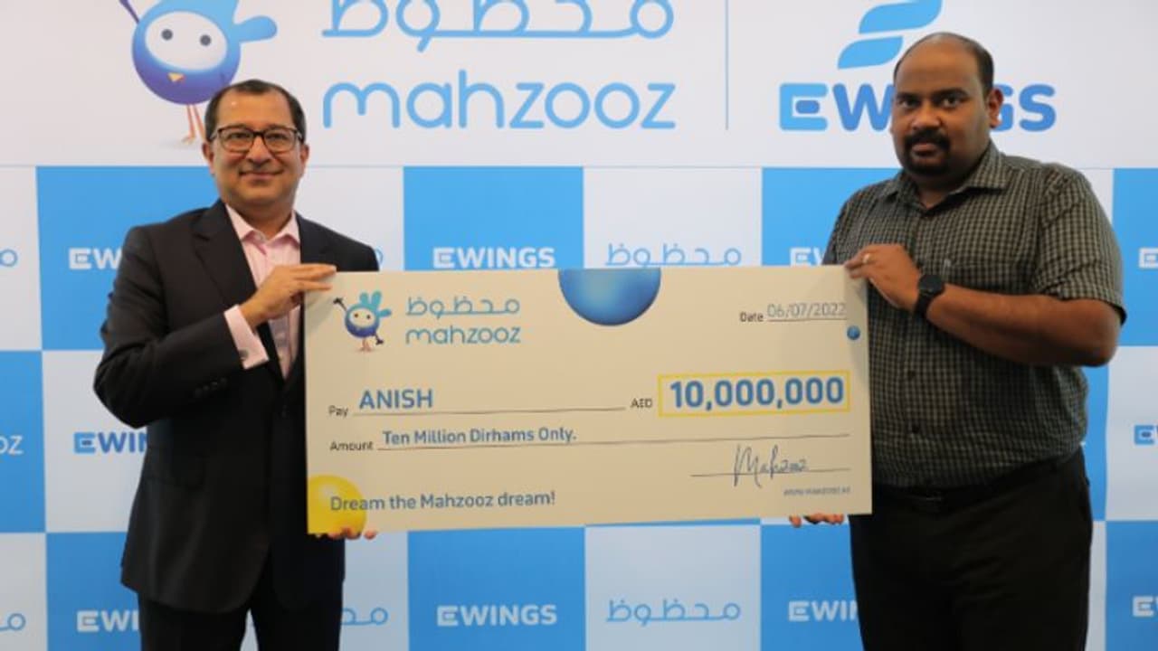 മഹ്സൂസിലൂടെ 10 മില്യന് ദിര്ഹം സമ്മാനം നേടിയ പ്രവാസി മലയാളി സമ്മാനത്തുക ഏറ്റുവാങ്ങി മഹ്സൂസിലൂടെ 10 മില്യന് ദിര്ഹം സമ്മാനം നേടിയ പ്രവാസി മലയാളി സമ്മാനത്തുക ഏറ്റുവാങ്ങി