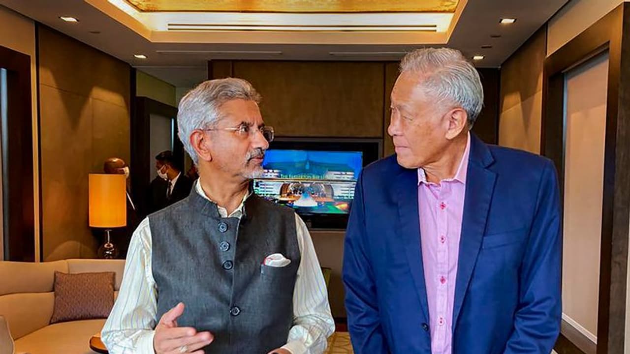 दुनिया की 8 बड़ी खबरें: सिंगापुर में विदेश मंत्री की मीटिंग, ब्रिटेन में बोरिस जानसन सरकार पर गहराया संकट