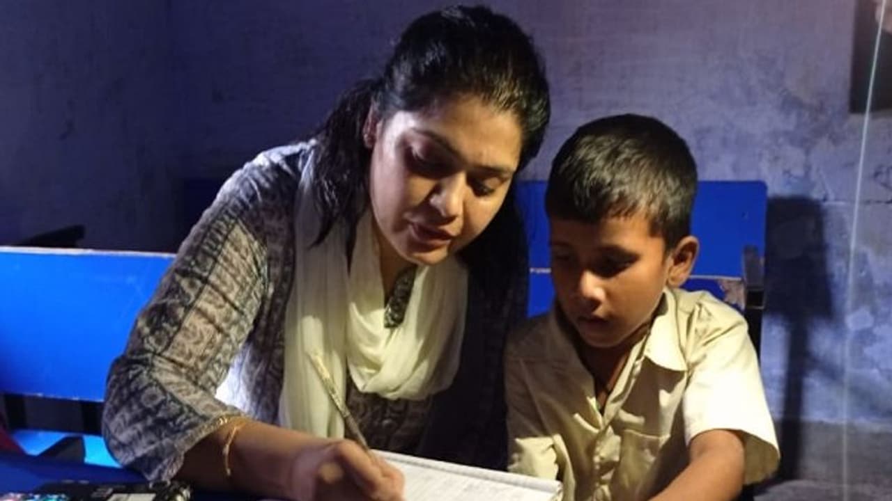 पूर्वी सिंहभूम जिले की डीसी की सरप्राइज विजिट, मोबाइल की रोशनी में बच्चों को पढ़ाया पूर्वी सिंहभूम जिले की डीसी की सरप्राइज विजिट, मोबाइल की रोशनी में बच्चों को पढ़ाया