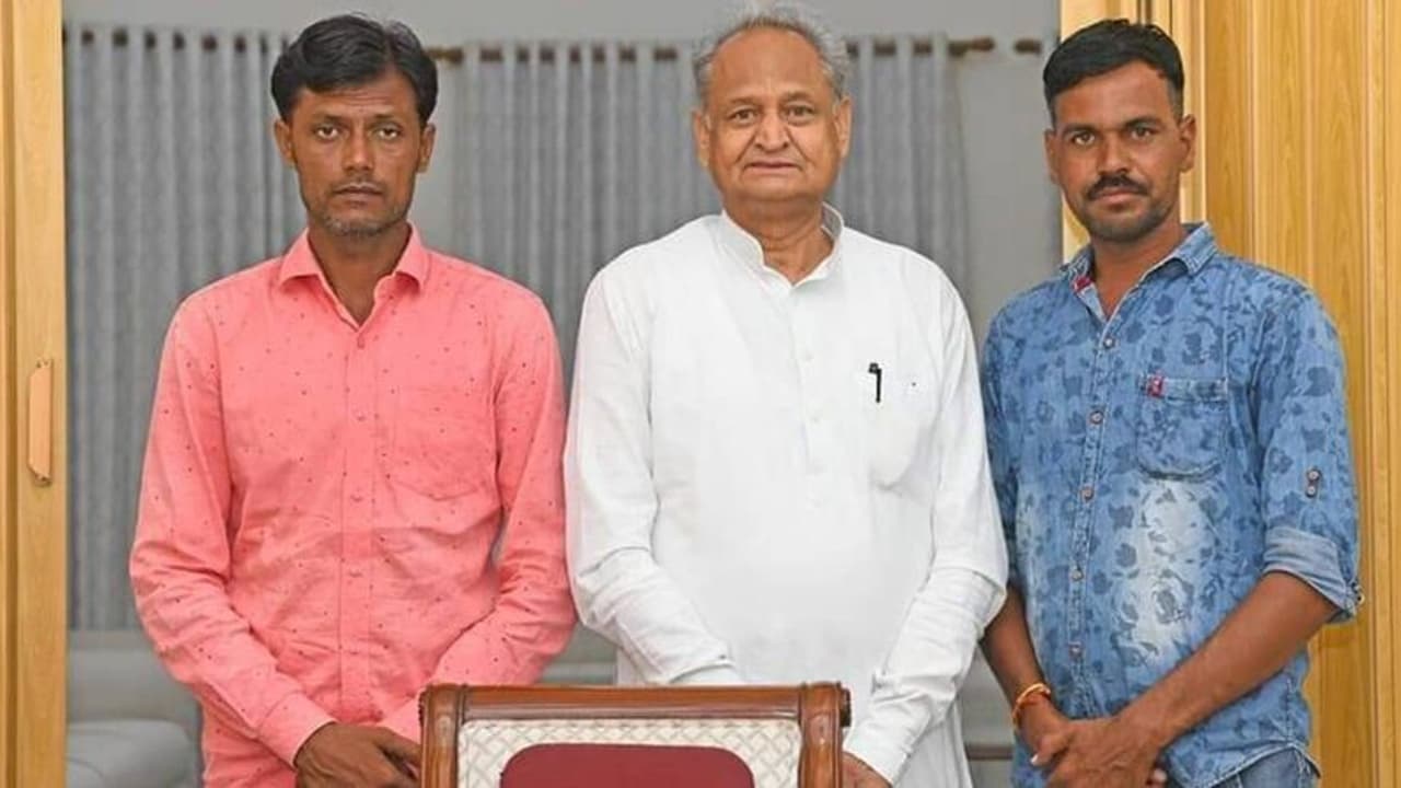 35 കിലോമീറ്റർ പിന്തുടർന്നു, വിവരങ്ങൾ പൊലീസിന് കൈമാറി; ഉദയ്പുർ കൊലയാളികളെ പിടിക്കാൻ സഹായിച്ച കർഷകർ ഹീറോ 35 കിലോമീറ്റർ പിന്തുടർന്നു, വിവരങ്ങൾ പൊലീസിന് കൈമാറി; ഉദയ്പുർ കൊലയാളികളെ പിടിക്കാൻ സഹായിച്ച കർഷകർ ഹീറോ