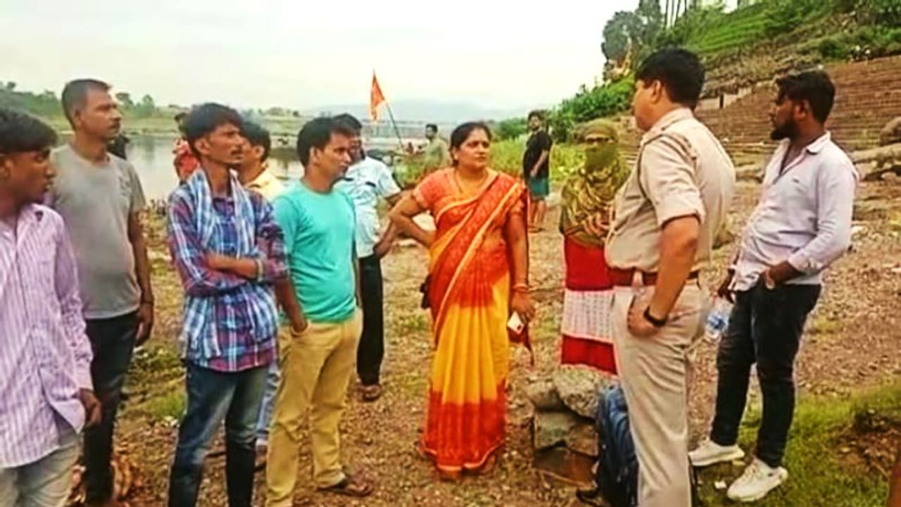 जमशेदपुर में मौत की सेल्फीः फोटो खिंचवा रहा 16 साल का युवक खरकई नदी में गिरा, भाई को बचाने कूदा छोटा लेकिन... जमशेदपुर में मौत की सेल्फीः फोटो खिंचवा रहा 16 साल का युवक खरकई नदी में गिरा, भाई को बचाने कूदा छोटा लेकिन...