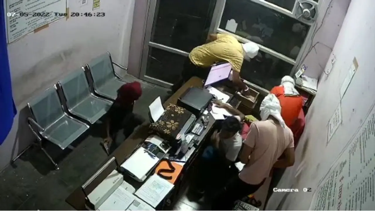 राजस्थान के हनुमानगढ़ में 4 बदमाशों का देखें मजेदार CCTV, पिस्टल लहराकर रहे एक बदमाश के साथ हुआ कुछ गजब राजस्थान के हनुमानगढ़ में 4 बदमाशों का देखें मजेदार CCTV, पिस्टल लहराकर रहे एक बदमाश के साथ हुआ कुछ गजब