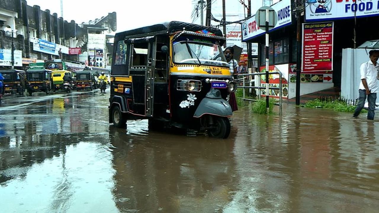  പാലക്കാട്ട് ഇന്ന് രാത്രി കനത്ത മഴ മുന്നറിയിപ്പ്; ജാഗ്രത പാലിക്കണമെന്ന് ജില്ലാ കലക്ടർ 
