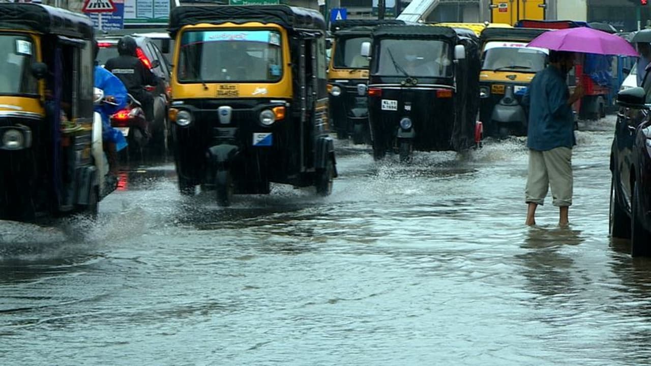 കോഴിക്കോട് ജില്ലയിൽ കനത്ത മഴയിലും കാറ്റിലും ഇരുപത് വീടുകൾ ഭാഗീകമായി തകര്ന്നു കോഴിക്കോട് ജില്ലയിൽ കനത്ത മഴയിലും കാറ്റിലും ഇരുപത് വീടുകൾ ഭാഗീകമായി തകര്ന്നു