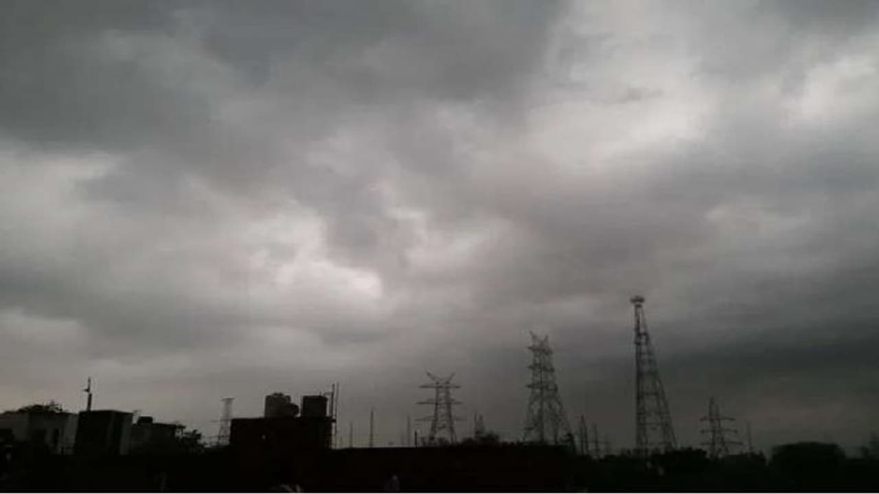 আজ সঙ্গে অবশ্যই ছাতা বা বর্ষাতি রাখুন, নিম্নচাপের কারণে বৃষ্টির পূর্বাভাস দিনভর আজ সঙ্গে অবশ্যই ছাতা বা বর্ষাতি রাখুন, নিম্নচাপের কারণে বৃষ্টির পূর্বাভাস দিনভর