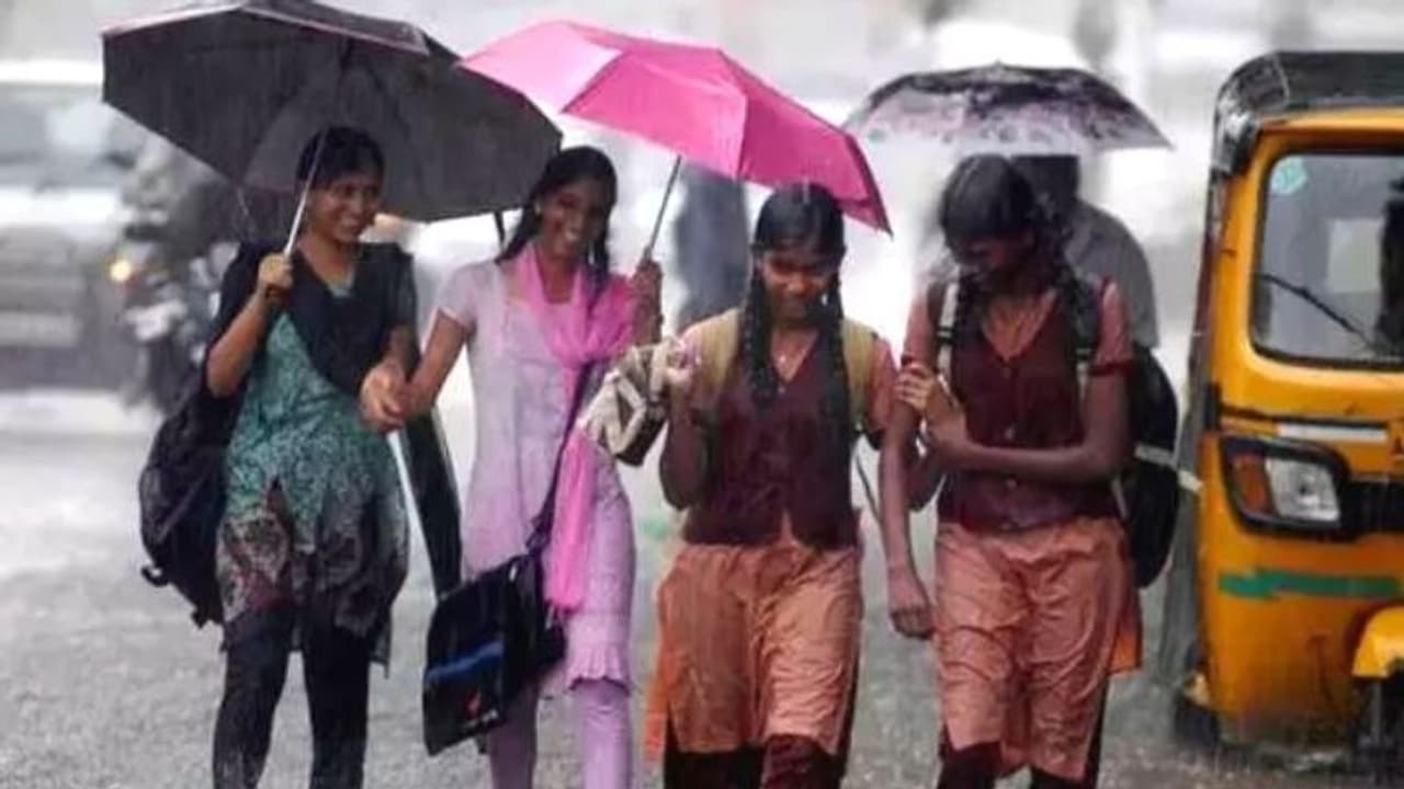 கனமழை காரணமாக 2 நாட்களுக்கு பள்ளி விடுமுறை.. ஆட்சியர் உத்தரவு எங்கு தெரியுமா? கனமழை காரணமாக 2 நாட்களுக்கு பள்ளி விடுமுறை.. ஆட்சியர் உத்தரவு எங்கு தெரியுமா?