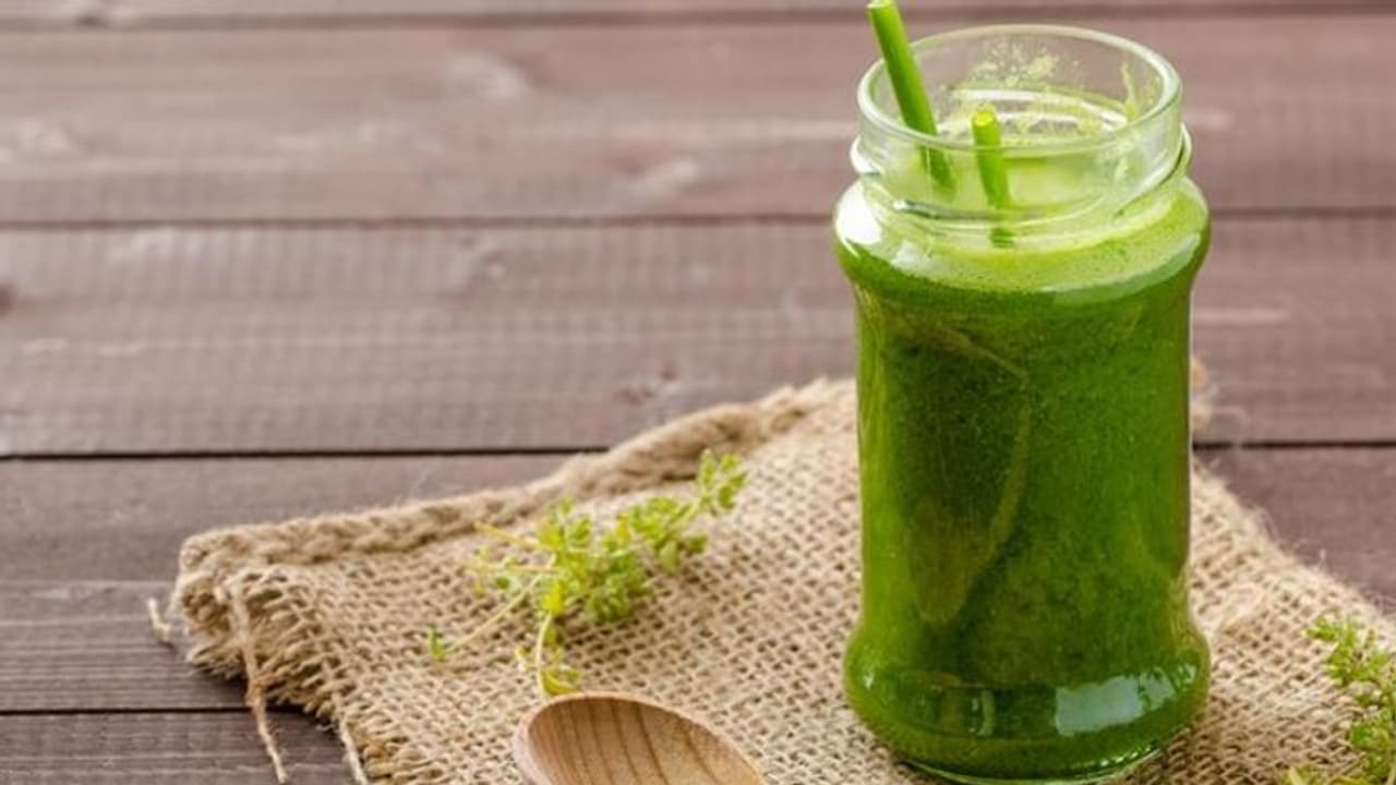 'സ്കിൻ' തിളക്കമുള്ളതാക്കാൻ കഴിക്കാം ഈ 'ഗ്രീൻ' ജ്യൂസ് 'സ്കിൻ' തിളക്കമുള്ളതാക്കാൻ കഴിക്കാം ഈ 'ഗ്രീൻ' ജ്യൂസ്