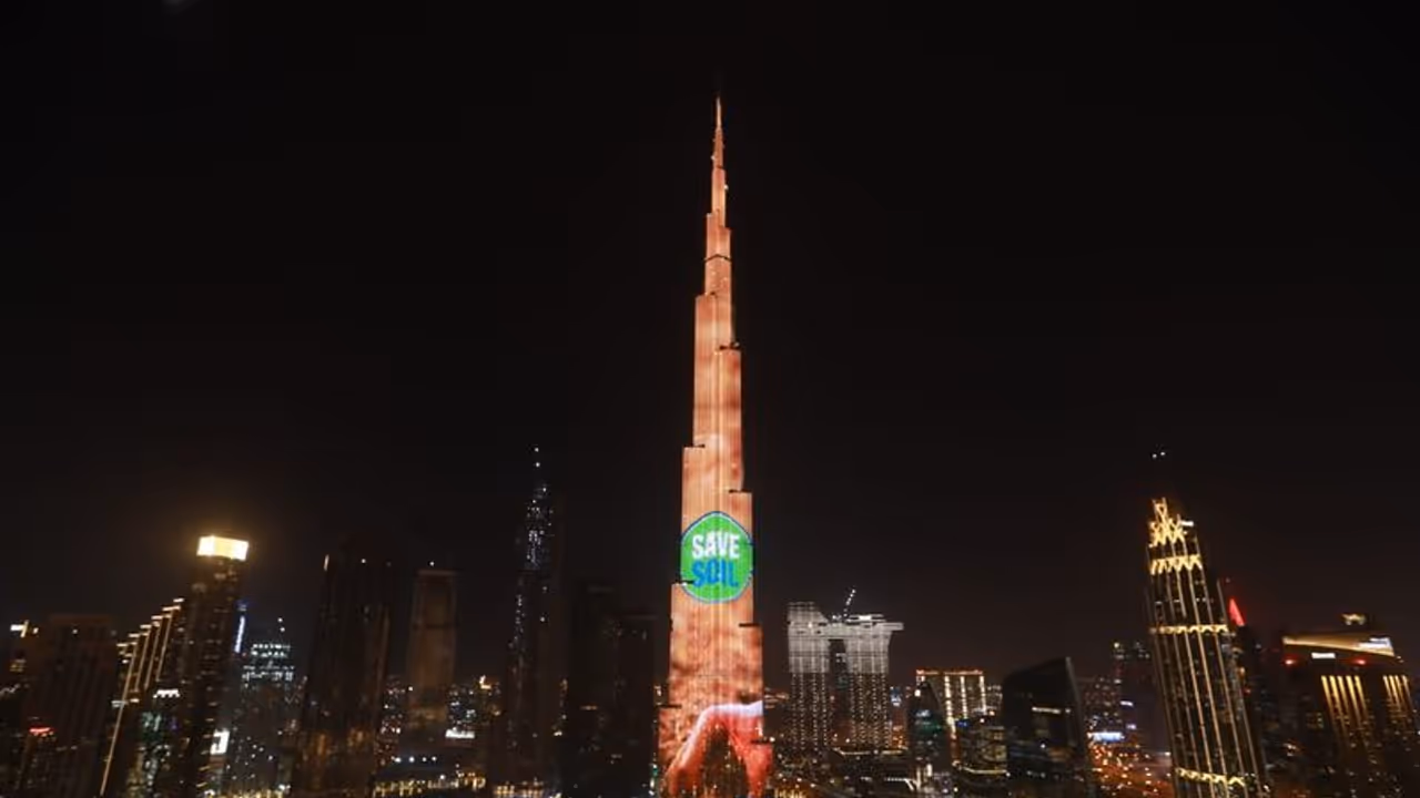 सद्गुरु के मिट्टी बचाओ आंदोलन के समर्थन में दुनिया की इस सबसे ऊंची इमारत को किया गया रोशन, आया यह संदेश सद्गुरु के मिट्टी बचाओ आंदोलन के समर्थन में दुनिया की इस सबसे ऊंची इमारत को किया गया रोशन, आया यह संदेश