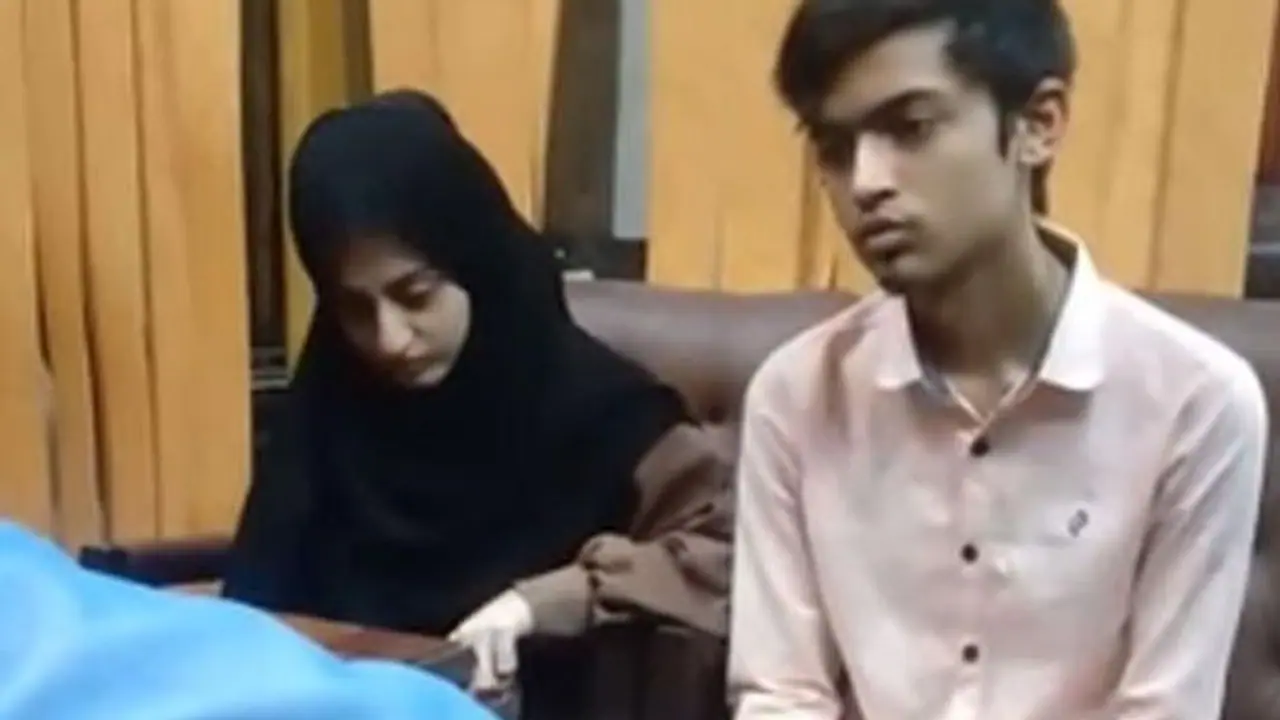 पाकिस्तान में खूब देखा जा रहा है दुआ जेहरा की Love Story का ये वीडियो, प्यार के लिए पिता से लड़ रही बेटी पाकिस्तान में खूब देखा जा रहा है दुआ जेहरा की Love Story का ये वीडियो, प्यार के लिए पिता से लड़ रही बेटी