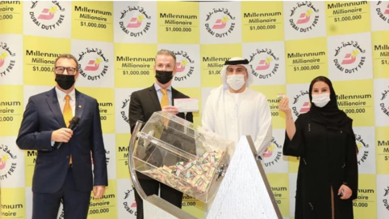 20 പ്രവാസികൾ ഒരുമിച്ച് എടുത്ത ടിക്കറ്റിന് യുഎഇയിൽ 7.9 കോടിയുടെ സമ്മാനം 20 പ്രവാസികൾ ഒരുമിച്ച് എടുത്ത ടിക്കറ്റിന് യുഎഇയിൽ 7.9 കോടിയുടെ സമ്മാനം