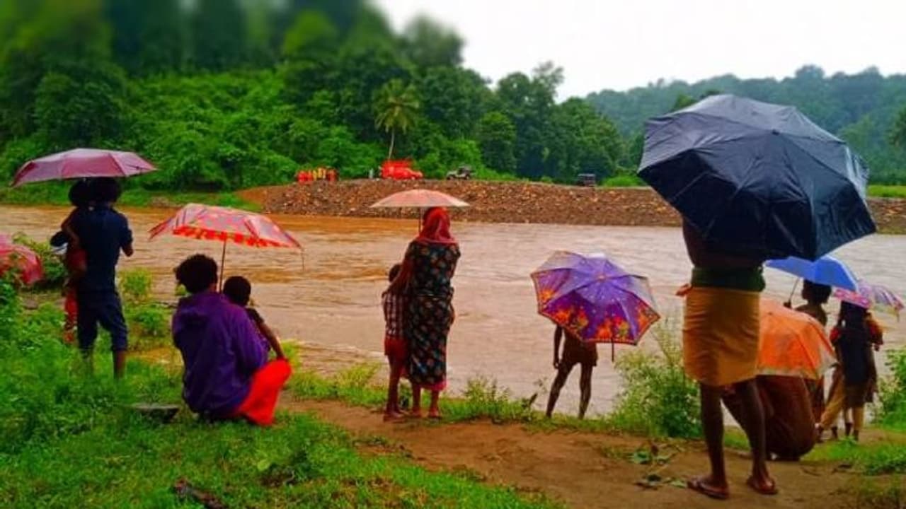 മലപ്പുറത്തെ മലയോരമേഖലയിൽ കനത്ത മഴ: ചാലിയാറിൽ ജലിവിതാനം ഉയർന്നു, വനത്തിലെ കോളനികൾ ഒറ്റപ്പെട്ടു മലപ്പുറത്തെ മലയോരമേഖലയിൽ കനത്ത മഴ: ചാലിയാറിൽ ജലിവിതാനം ഉയർന്നു, വനത്തിലെ കോളനികൾ ഒറ്റപ്പെട്ടു