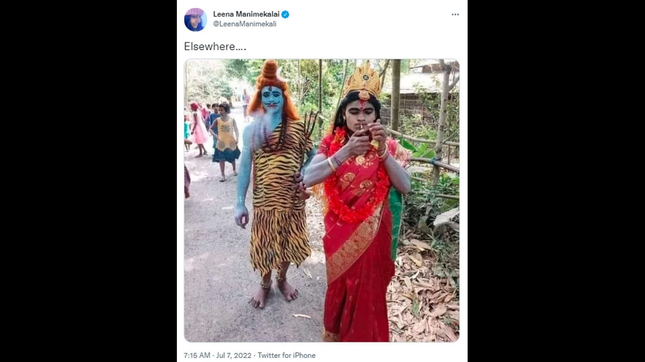 ‘నిన్న కాళీ, నేడు శివ’.. వివాదాస్పదంగా మారిన సిగరెట్ వెలిగిస్తున్న శివుడి పోస్టర్... ఎక్కడంటే.. ‘నిన్న కాళీ, నేడు శివ’.. వివాదాస్పదంగా మారిన సిగరెట్ వెలిగిస్తున్న శివుడి పోస్టర్... ఎక్కడంటే..