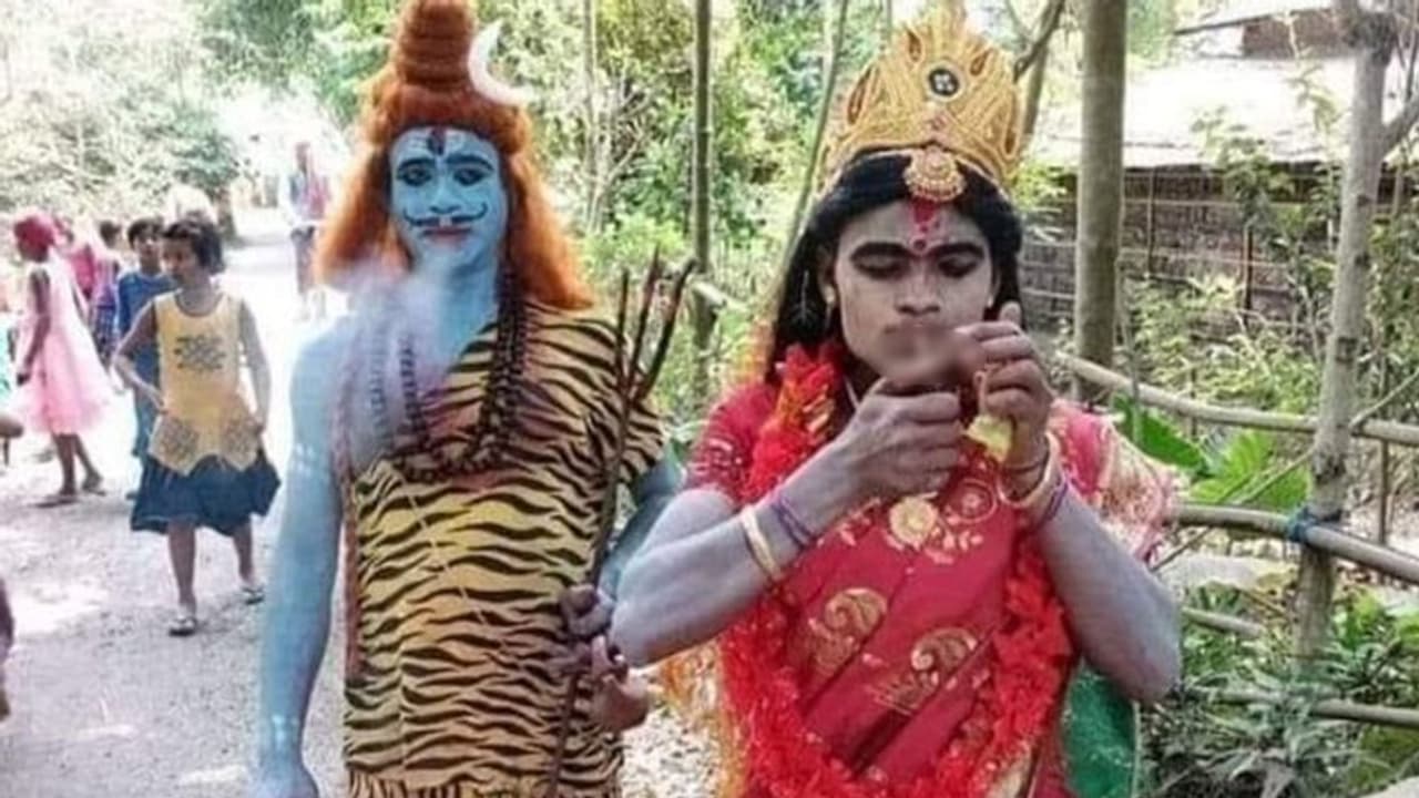 नहीं सुधरीं लीना मणिमेकलाई, 'काली' के पोस्टर पर विवाद थमा नहीं था कि अब कर बैठीं शिव पार्वती का अपमान नहीं सुधरीं लीना मणिमेकलाई, 'काली' के पोस्टर पर विवाद थमा नहीं था कि अब कर बैठीं शिव पार्वती का अपमान