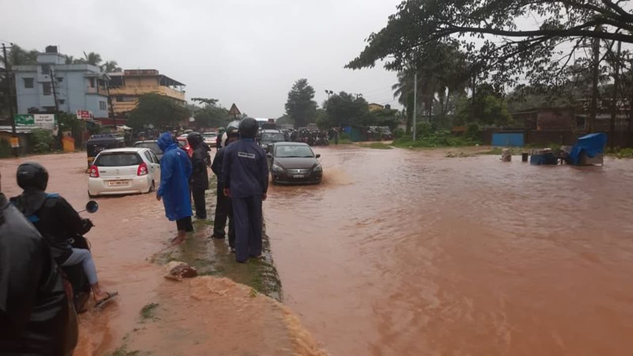 Karnataka Rain Updates: ಕರಾವಳಿ ಜಿಲ್ಲೆಗೆ ರೆಡ್ ಅಲರ್ಟ್, ಮಹಾಮಳೆಗೆ ತತ್ತರಿಸಿದ ರಾಜ್ಯದ 7 ಜಿಲ್ಲೆ! Karnataka Rain Updates: ಕರಾವಳಿ ಜಿಲ್ಲೆಗೆ ರೆಡ್ ಅಲರ್ಟ್, ಮಹಾಮಳೆಗೆ ತತ್ತರಿಸಿದ ರಾಜ್ಯದ 7 ಜಿಲ್ಲೆ!