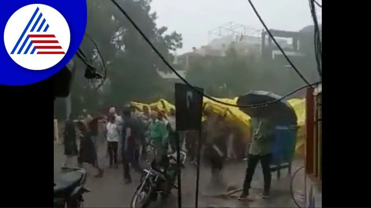 ಮಳೆಯನ್ನು ಲೆಕ್ಕಿಸದೇ ದಿಬ್ಬಣ ಹೊರಟವರ ಸಖತ್‌ ಸ್ಟೆಪ್... ಮದುವೆ ವಿಡಿಯೋ ವೈರಲ್‌