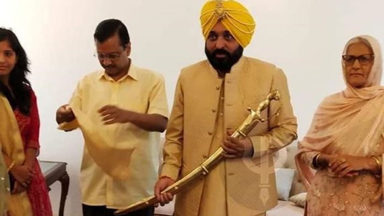 അമ്മയെയും കെജ്രിവാളിനെയും സാക്ഷിയാക്കി ശപഥം, പഞ്ചാബ് മുഖ്യമന്ത്രി ലംഘിച്ചോ; വിമാനത്തിൽ സംഭവിച്ചതെന്ത്? വിവാദം!