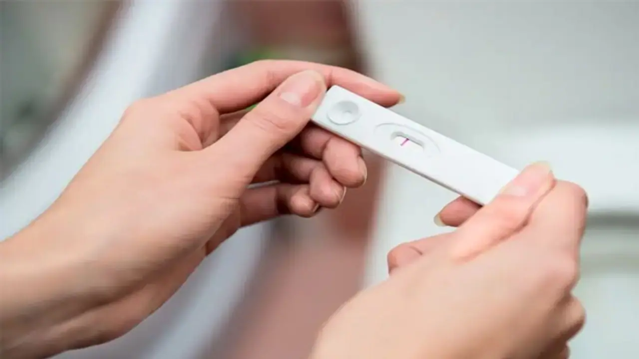 घर में आने वाली है गुड न्यूज, तो इस तरह करें प्रेगनेंसी टेस्ट किट का इस्तेमाल घर में आने वाली है गुड न्यूज, तो इस तरह करें प्रेगनेंसी टेस्ट किट का इस्तेमाल