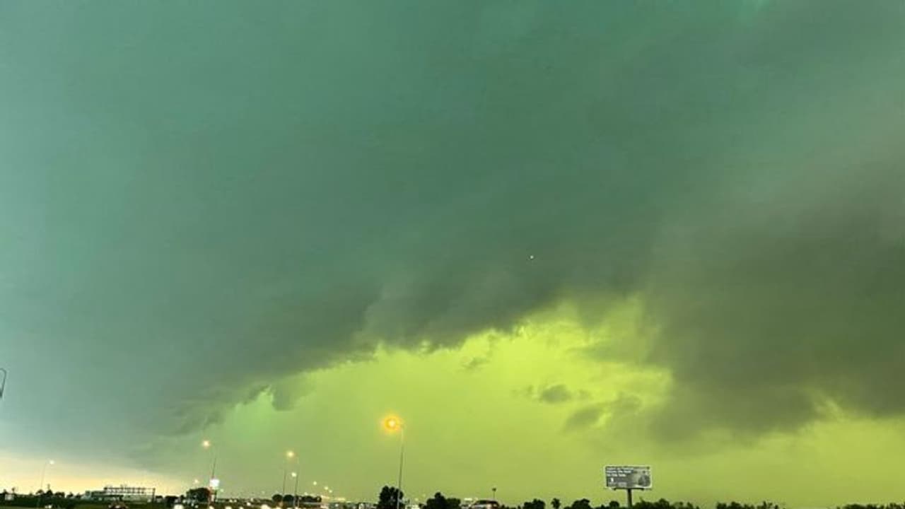 திடீரென்று பச்சை நிறமாக மாறிய வானம்.. என்னாச்சு..? பதறி அடித்து ஓடிய மக்கள்.. இணையத்தில் வைரலாகும் போட்டோ !! 