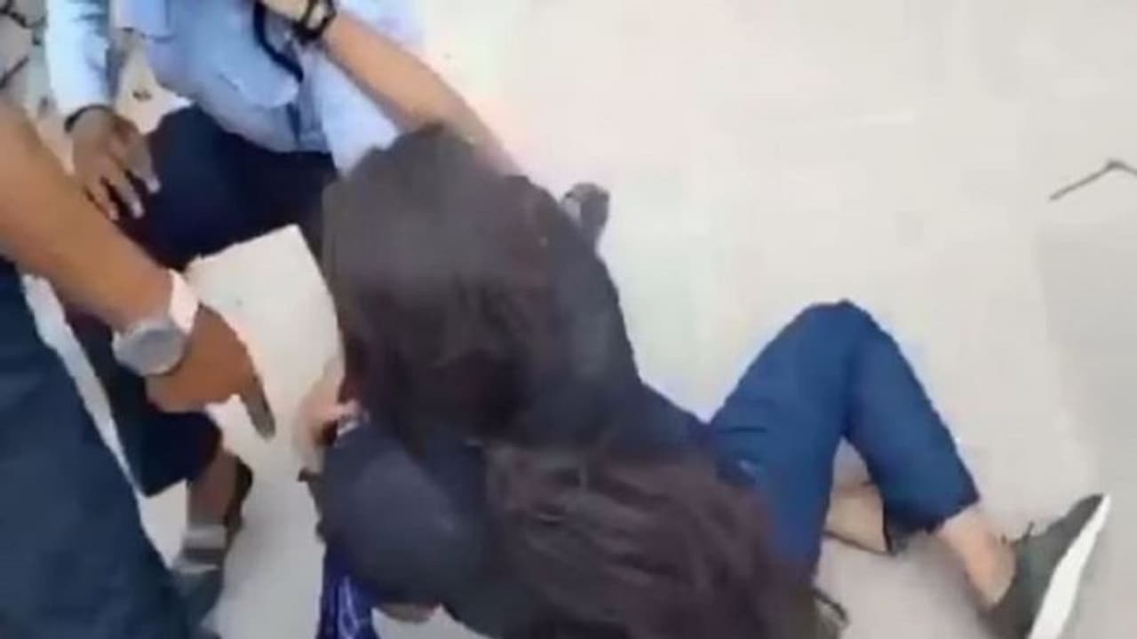 ಬೆಳಗಾವಿ: ಚಿಲ್ಲರೆ ಹಣಕ್ಕಾಗಿ ಮಹಿಳಾ ಕಂಡಕ್ಟರ್ ಮೇಲೆ ಯುವಕನಿಂದ ಹಲ್ಲೆ ಬೆಳಗಾವಿ: ಚಿಲ್ಲರೆ ಹಣಕ್ಕಾಗಿ ಮಹಿಳಾ ಕಂಡಕ್ಟರ್ ಮೇಲೆ ಯುವಕನಿಂದ ಹಲ್ಲೆ