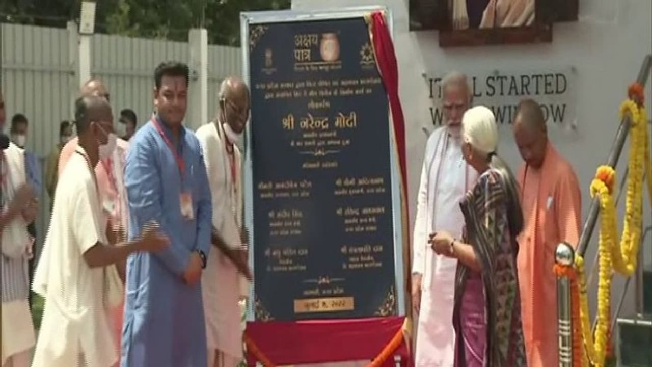 वाराणसी: पीएम मोदी ने एलटी कॉलेज में अक्षय पात्र मध्यान्ह भोजन रसोई का किया उद्घाटन वाराणसी: पीएम मोदी ने एलटी कॉलेज में अक्षय पात्र मध्यान्ह भोजन रसोई का किया उद्घाटन