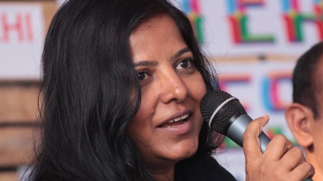 Kali Poster controversy: காளி போஸ்டர் சர்ச்சை:இயக்குநர் லீனா மணிமேகலை கைதுக்குத் தடை: உச்ச நீதிமன்றம் உத்தரவு Kali Poster controversy: காளி போஸ்டர் சர்ச்சை:இயக்குநர் லீனா மணிமேகலை கைதுக்குத் தடை: உச்ச நீதிமன்றம் உத்தரவு