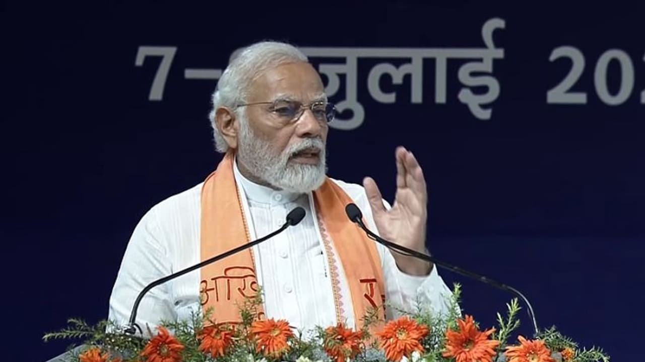 అమర్నాథ్ లో వరదలు.. ప్రధాని మోడీ ఆరా, సహాయక చర్యలు వేగవంతం చేయాలని ఆదేశం అమర్నాథ్ లో వరదలు.. ప్రధాని మోడీ ఆరా, సహాయక చర్యలు వేగవంతం చేయాలని ఆదేశం