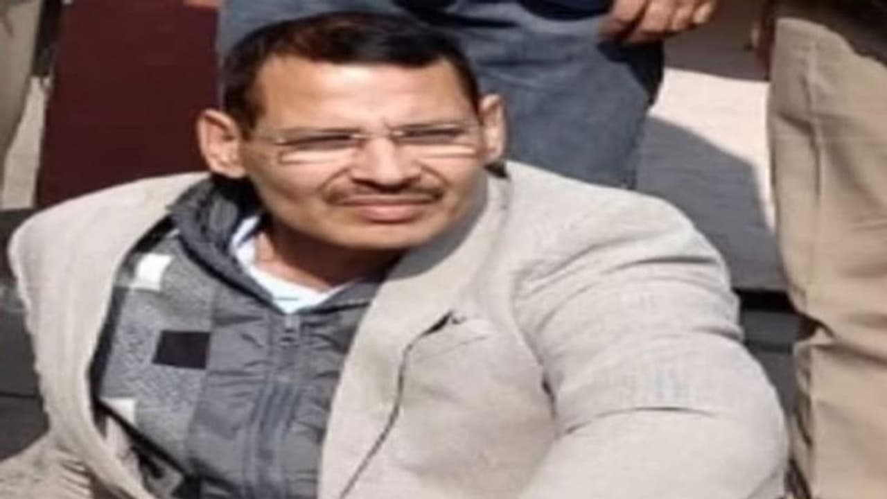 मेरठ के गैंगस्टर यशपाल तोमर की पांच करोड़ की कोठी हुई जब्त, भारी पुलिस फोर्स की मौजदूगी में हुई कार्रवाई मेरठ के गैंगस्टर यशपाल तोमर की पांच करोड़ की कोठी हुई जब्त, भारी पुलिस फोर्स की मौजदूगी में हुई कार्रवाई