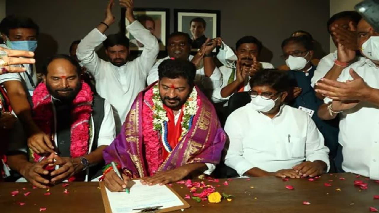 టీపీసీసీ చీఫ్గా ఏడాది ప్రస్థానం.. కాంగ్రెస్ పటిష్టత కోసం శ్రమిస్తున్న రేవంత్, ఆసక్తికర ట్వీట్ టీపీసీసీ చీఫ్గా ఏడాది ప్రస్థానం.. కాంగ్రెస్ పటిష్టత కోసం శ్రమిస్తున్న రేవంత్, ఆసక్తికర ట్వీట్