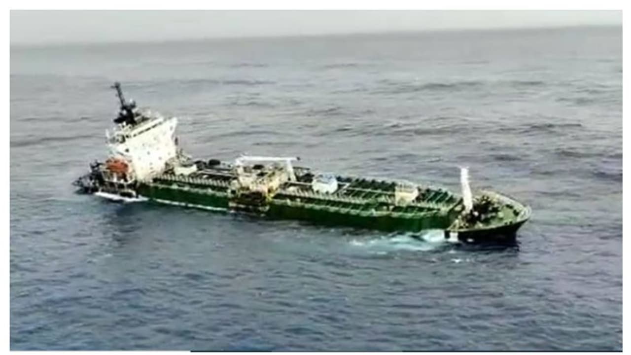 യുഎഇയില് നിന്നുള്ള കപ്പല് അപകടത്തില്പ്പെട്ടു; 22 ജീവനക്കാരെ രക്ഷിച്ച് ഇന്ത്യന് കോസ്റ്റ് ഗാര്ഡ് യുഎഇയില് നിന്നുള്ള കപ്പല് അപകടത്തില്പ്പെട്ടു; 22 ജീവനക്കാരെ രക്ഷിച്ച് ഇന്ത്യന് കോസ്റ്റ് ഗാര്ഡ്