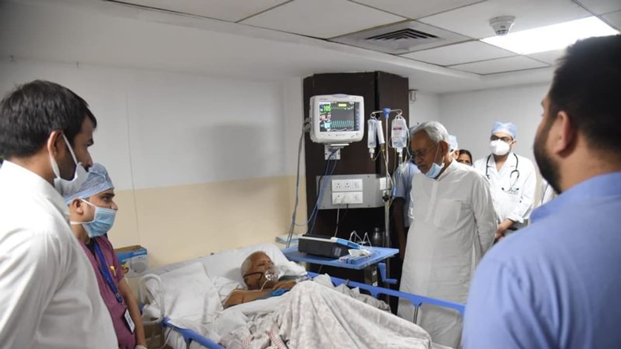 लालू प्रसाद यादव हेल्थ अपडेट: शरीर में नहीं हो रहा कोई मूवमेंट, राबड़ी ने कहा  चिंता नहीं दुआ कीजिए...