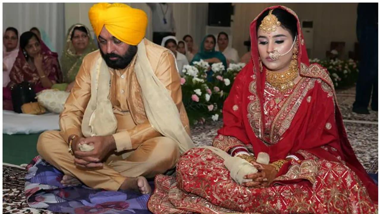 Bhagwant Mann Marriage : പഞ്ചാബ് മുഖ്യമന്ത്രി ഭഗവന്ത് മാനും ഗുർപ്രീത് കൗറും വിവാഹിതരായി Bhagwant Mann Marriage : പഞ്ചാബ് മുഖ്യമന്ത്രി ഭഗവന്ത് മാനും ഗുർപ്രീത് കൗറും വിവാഹിതരായി