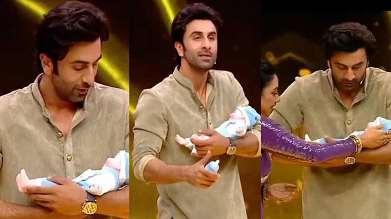 रणबीर कपूर सीख रहे बच्चे को दूध पिलाना, अनुपमा फेम रूपा गांगुंली ने सिखाया डायपर बदलना रणबीर कपूर सीख रहे बच्चे को दूध पिलाना, अनुपमा फेम रूपा गांगुंली ने सिखाया डायपर बदलना