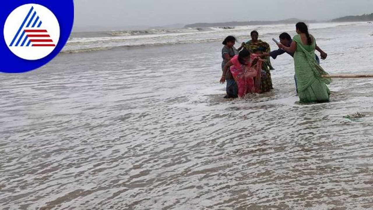 ಕಾರವಾರ: ಉದ್ಧಟತನ ತೋರಿ ಅಲೆಗೆ ಸಿಲುಕಿದ ಪ್ರವಾಸಿಗರು ಕಾರವಾರ: ಉದ್ಧಟತನ ತೋರಿ ಅಲೆಗೆ ಸಿಲುಕಿದ ಪ್ರವಾಸಿಗರು