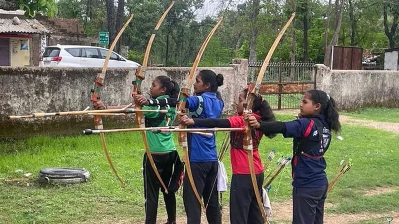 छत्तीसगढ़ के इस हेड कांस्टेबल ने पूरे गांव को बना दिया चैंपियन, देश विदेश में 200 मेडल जीत चुके हैं युवा