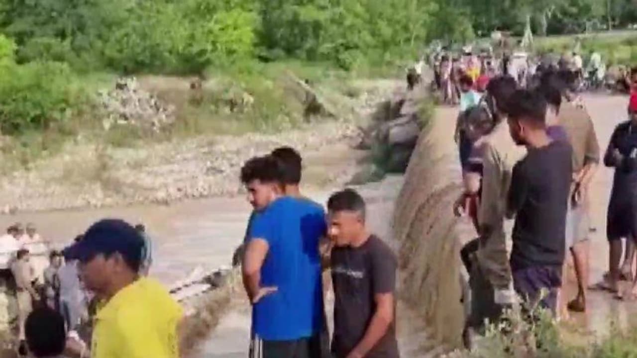 उत्तराखंड के रामनगर में सुबह 5.45 बजे नदी में समा गई इनोवा, गाड़ी में तड़पकर निकल गई पंजाब के 9 लोगों की जान उत्तराखंड के रामनगर में सुबह 5.45 बजे नदी में समा गई इनोवा, गाड़ी में तड़पकर निकल गई पंजाब के 9 लोगों की जान