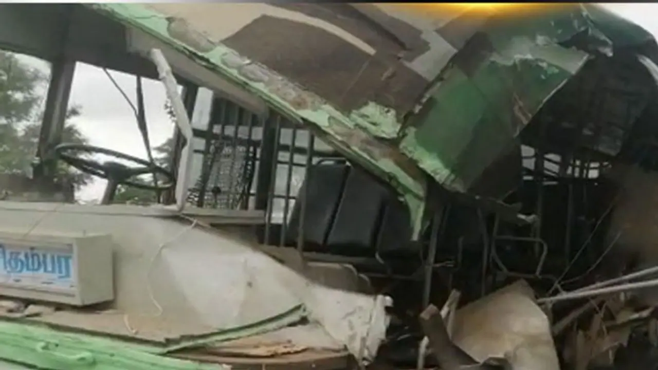 மதுராந்தகம் அருகே லாரி மீது அரசுப் பேருந்து மோதி விபத்து.. 6 பேர் ரத்த வெள்ளத்தில் துடிதுடித்து உயிரிழப்பு.! மதுராந்தகம் அருகே லாரி மீது அரசுப் பேருந்து மோதி விபத்து.. 6 பேர் ரத்த வெள்ளத்தில் துடிதுடித்து உயிரிழப்பு.!