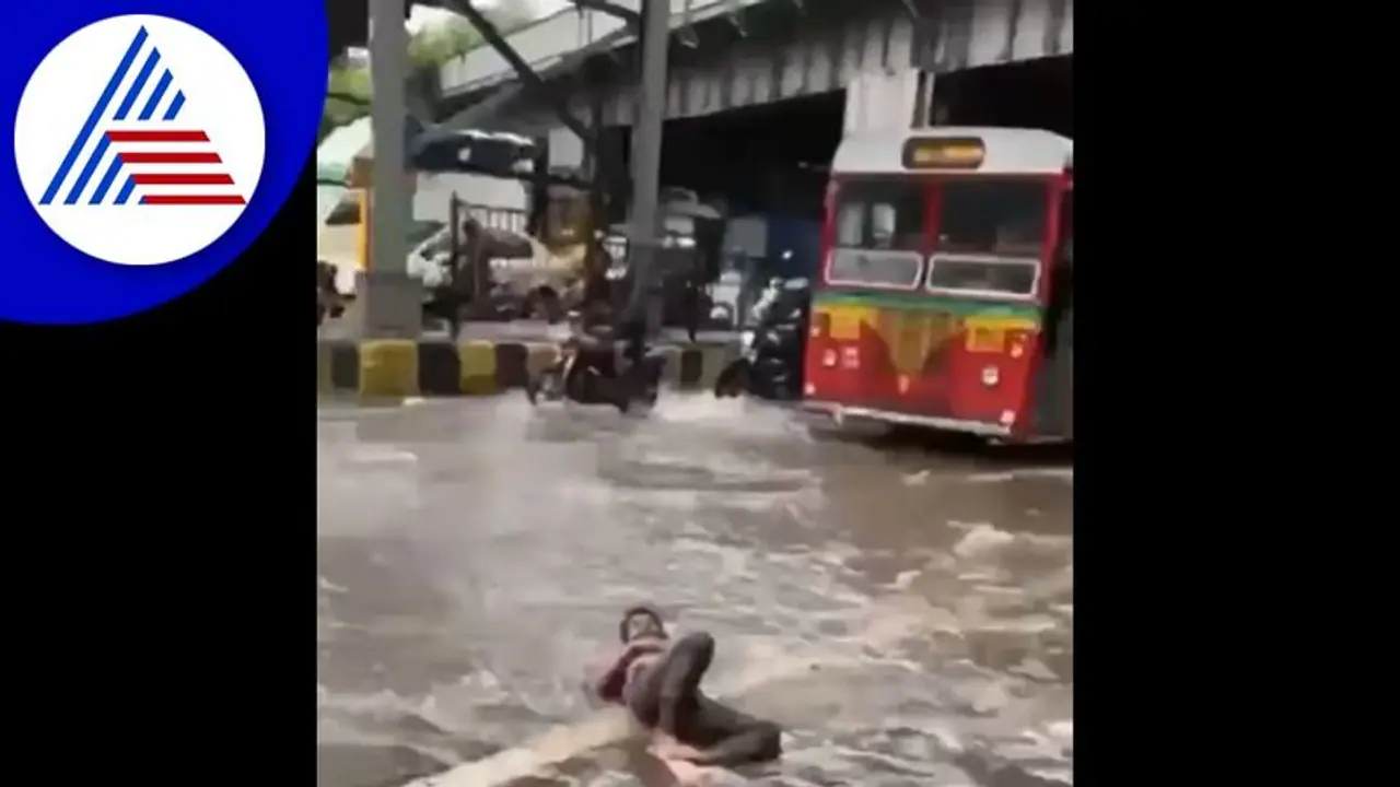 ಇದು ರಸ್ತೆಯೋ ಬೀಚೋ: ಮಳೆಯಿಂದ ತುಂಬಿದ ರಸ್ತೆಯಲ್ಲಿ ಮಲಗಿದ ವ್ಯಕ್ತಿ