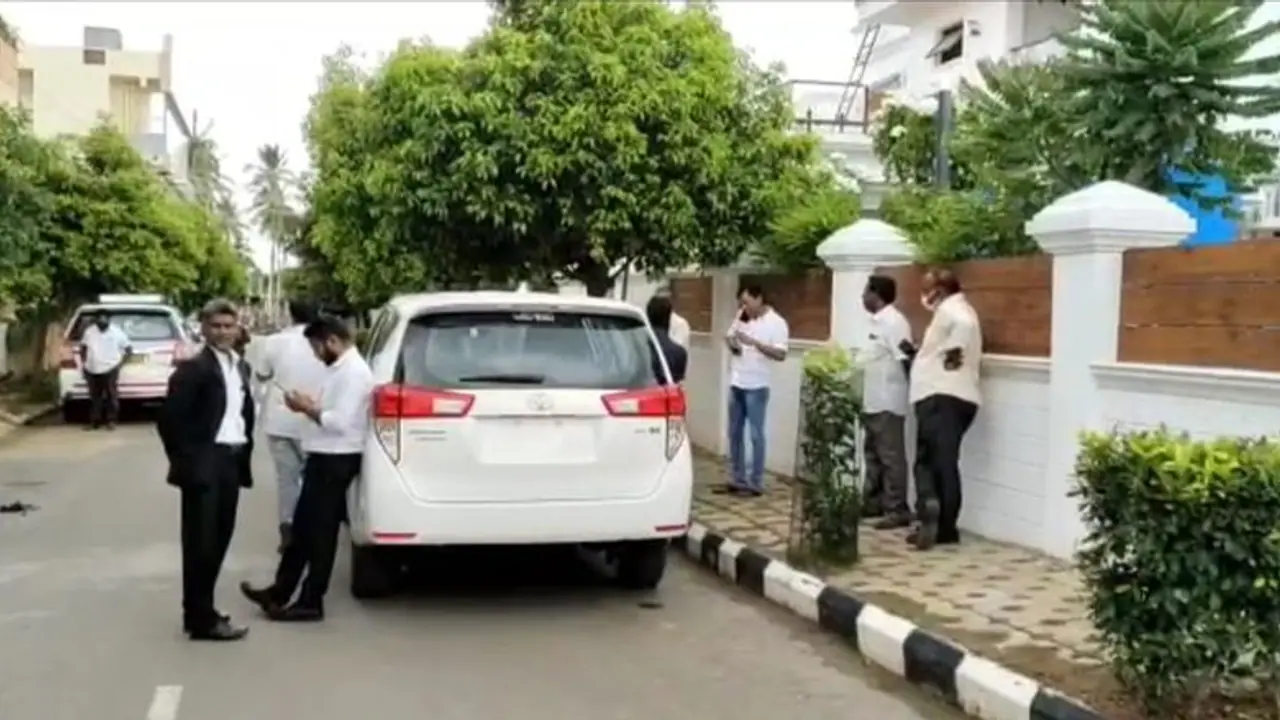 40 மணி நேரமாக நடைபெற்ற வருமான வரித்துறை சோதனை..! எஸ்.பி.வேலுமனி நண்பர் வீட்டில் ஆவணங்களை கைப்பற்றிய அதிகாரிகள் 40 மணி நேரமாக நடைபெற்ற வருமான வரித்துறை சோதனை..! எஸ்.பி.வேலுமனி நண்பர் வீட்டில் ஆவணங்களை கைப்பற்றிய அதிகாரிகள்