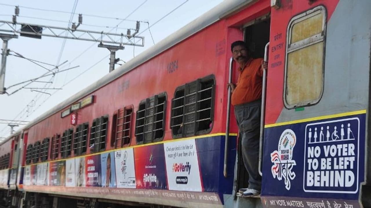 കേരള എക്സ്പ്രസ് അഞ്ച് മണിക്കൂര് വൈകിയോടുന്നു:വെള്ളവും ഭക്ഷണവും കിട്ടാതെ യാത്രക്കാര് ദുരിതത്തിലായി കേരള എക്സ്പ്രസ് അഞ്ച് മണിക്കൂര് വൈകിയോടുന്നു:വെള്ളവും ഭക്ഷണവും കിട്ടാതെ യാത്രക്കാര് ദുരിതത്തിലായി