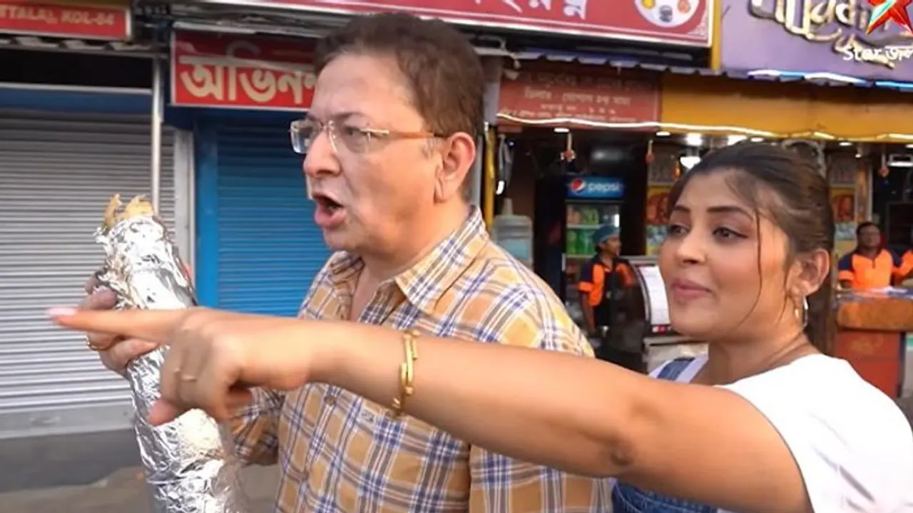 একি! রাস্তায় রোল বিক্রি করছেন ভরত কল ও তাঁর স্ত্রী! হঠাৎ এমন পরিণতি কেন এই জনপ্রিয় সেলেব দম্পতির? একি! রাস্তায় রোল বিক্রি করছেন ভরত কল ও তাঁর স্ত্রী! হঠাৎ এমন পরিণতি কেন এই জনপ্রিয় সেলেব দম্পতির?