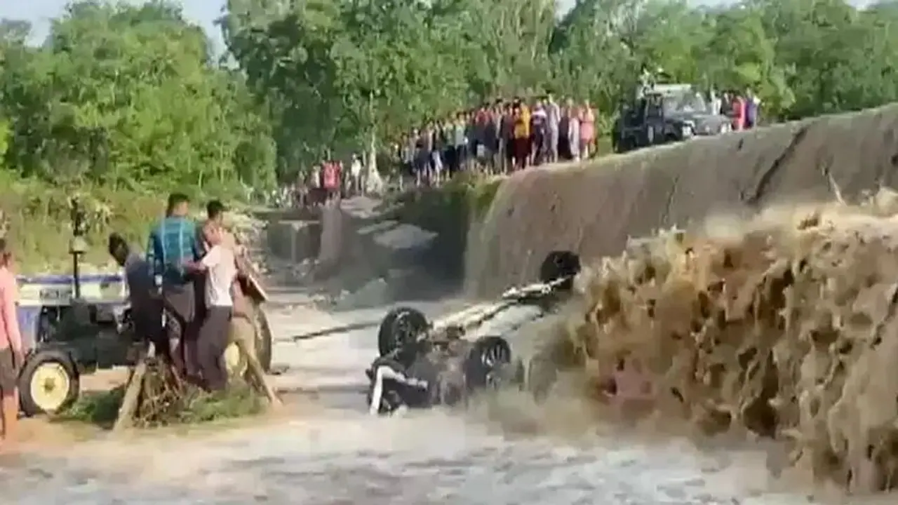 ನದಿನೀರಿನಲ್ಲಿ ಕೊಚ್ಚಿ ಹೋದ ಕಾರು, 9 ಮಂದಿ ಸಾವು!