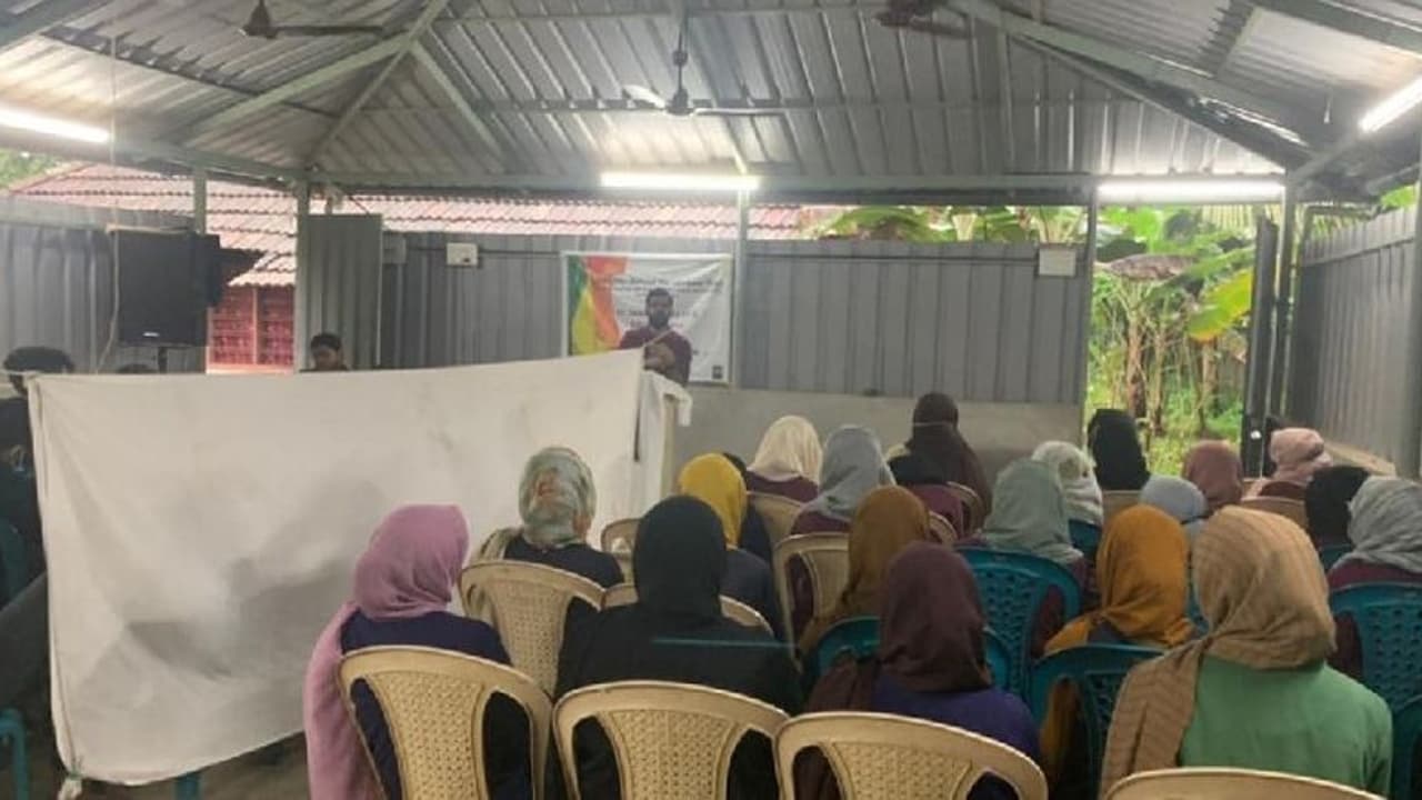 'മതത്തിന്റെ വീക്ഷണത്തിൽ തെറ്റല്ല'; ജൻഡർ പൊളിറ്റിക്സ് സെമിനാറിൽ മറകെട്ടിയതിനെ ന്യായീകരിച്ച് പ്രാസംഗികൻ 'മതത്തിന്റെ വീക്ഷണത്തിൽ തെറ്റല്ല'; ജൻഡർ പൊളിറ്റിക്സ് സെമിനാറിൽ മറകെട്ടിയതിനെ ന്യായീകരിച്ച് പ്രാസംഗികൻ