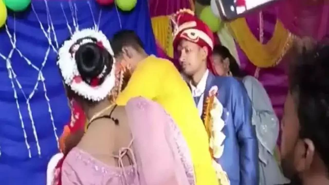 स्टेज में खड़े थे दूल्हा दुल्हन, मंच में प्रेमी ने पहुंचकर जो किया उसके बाद जमकर हुआ हंगामा स्टेज में खड़े थे दूल्हा दुल्हन, मंच में प्रेमी ने पहुंचकर जो किया उसके बाद जमकर हुआ हंगामा