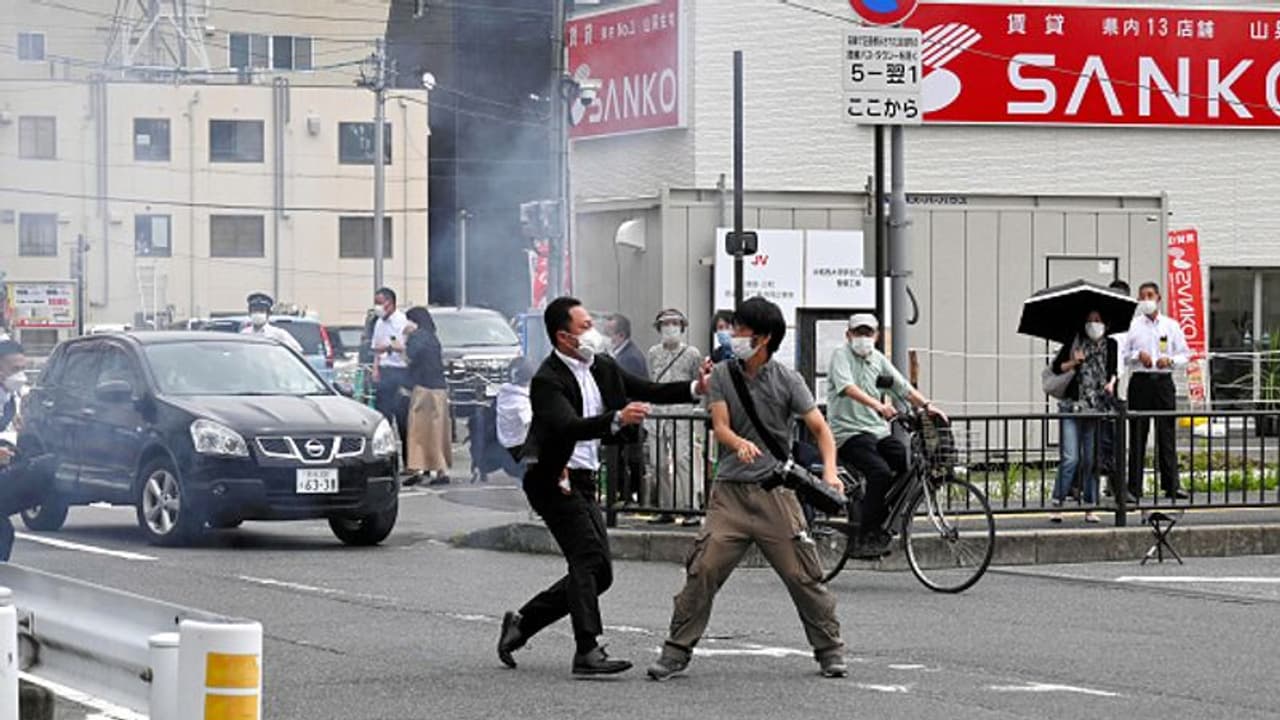 Shinzo Abe Assassination: జపాన్ మాజీ ప్రధాని షింజో అబే నాకు నచ్చలే.. పోలీసుల దర్యాప్తులో షూటర్ సంచలన విషయాలు Shinzo Abe Assassination: జపాన్ మాజీ ప్రధాని షింజో అబే నాకు నచ్చలే.. పోలీసుల దర్యాప్తులో షూటర్ సంచలన విషయాలు