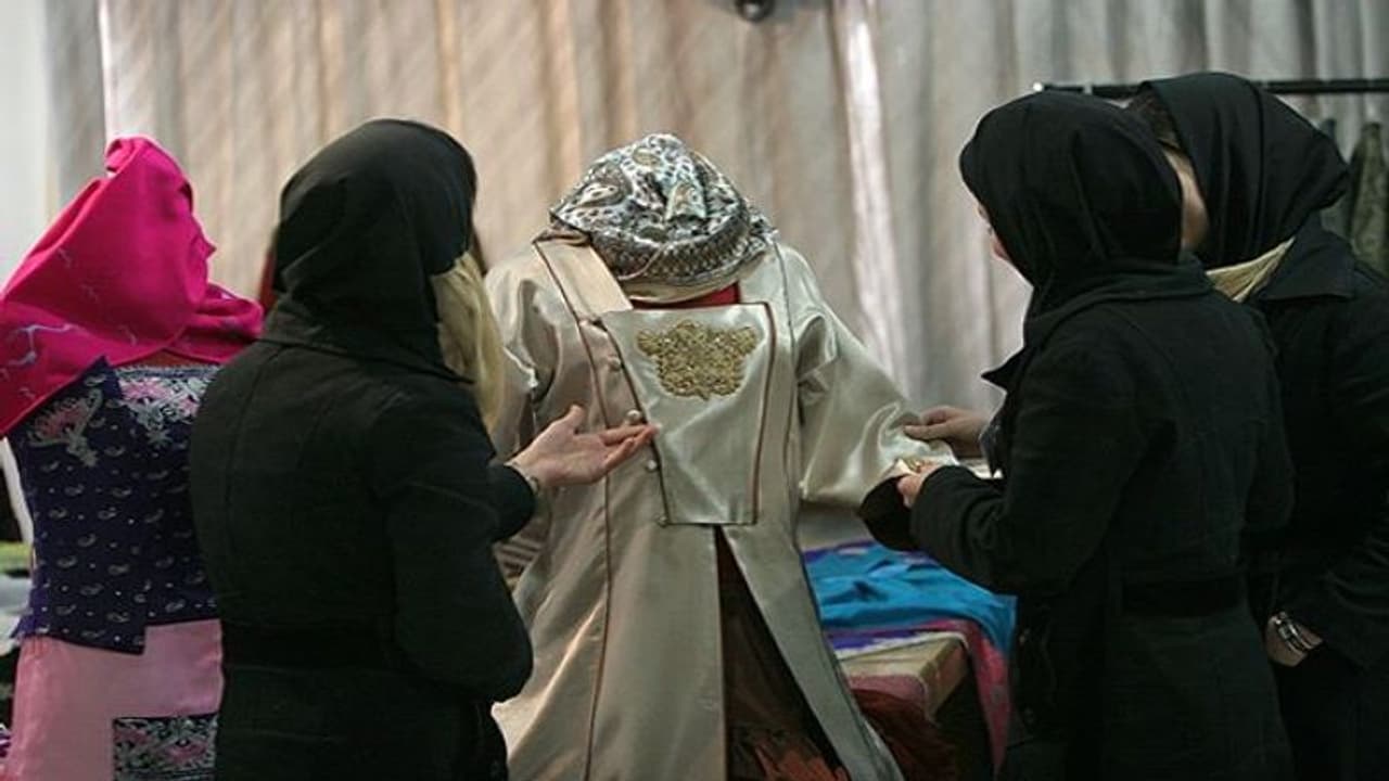 यहां सिर्फ पति तोड़ता है लड़की की वर्जिनिटी, टेस्ट में फेल हुई तो जान से मार देते हैं कई घर वाले यहां सिर्फ पति तोड़ता है लड़की की वर्जिनिटी, टेस्ट में फेल हुई तो जान से मार देते हैं कई घर वाले