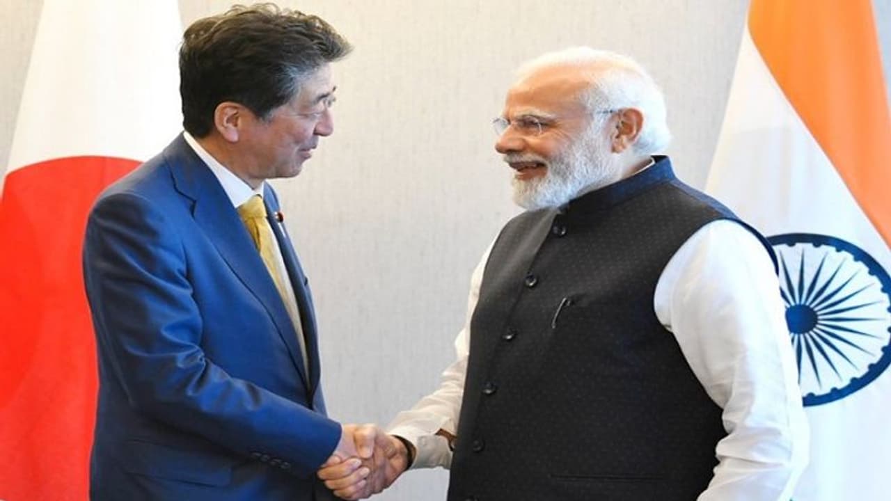 तस्वीर शेयर कर मोदी ने कहा शिंजो आबे के निधन से स्तब्ध और दुखी हूं, शनिवार को भारत में 1 दिन का राष्ट्रीय शोक