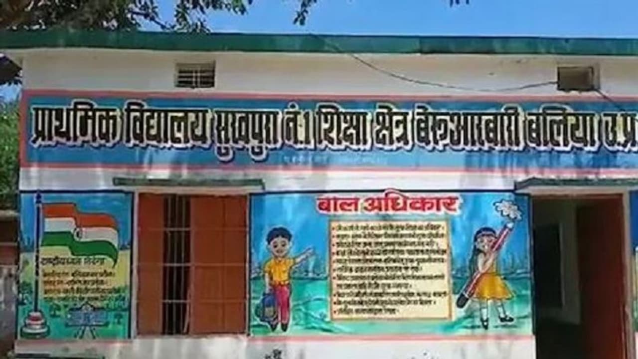 बलिया: शिक्षक की लापरवाही के चलते क्लास रूम में बंद रह गया बच्चा, स्कूल का ताला तोड़कर परिजनों ने निकाला बाहर बलिया: शिक्षक की लापरवाही के चलते क्लास रूम में बंद रह गया बच्चा, स्कूल का ताला तोड़कर परिजनों ने निकाला बाहर